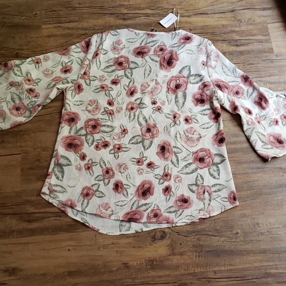 Bell sleeve blouse - Picture 4 of 8